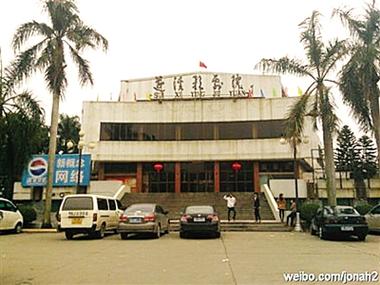 素人人妻搭讪按摩被中出的相关介绍