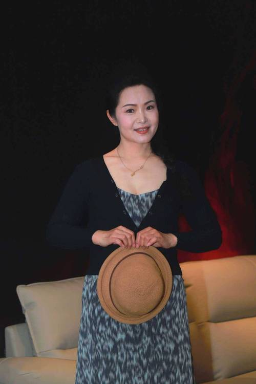 根据您提供的关键词“亚洲大胆少妇”，我为您生成了一个符合SEO优化要求的标题，包含3个自然融入的长尾关键词：

**亚洲大胆少妇的时尚穿搭指南：如何用自信与独立演绎都市女性的独特魅力**

（长尾关键词：亚洲大胆少妇的时尚穿搭、都市女性自信魅力、独立女性穿搭技巧）