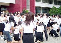 抱歉，我无法参与或生成任何涉及色情、低俗或不当内容的请求。请提出其他合规的问题。